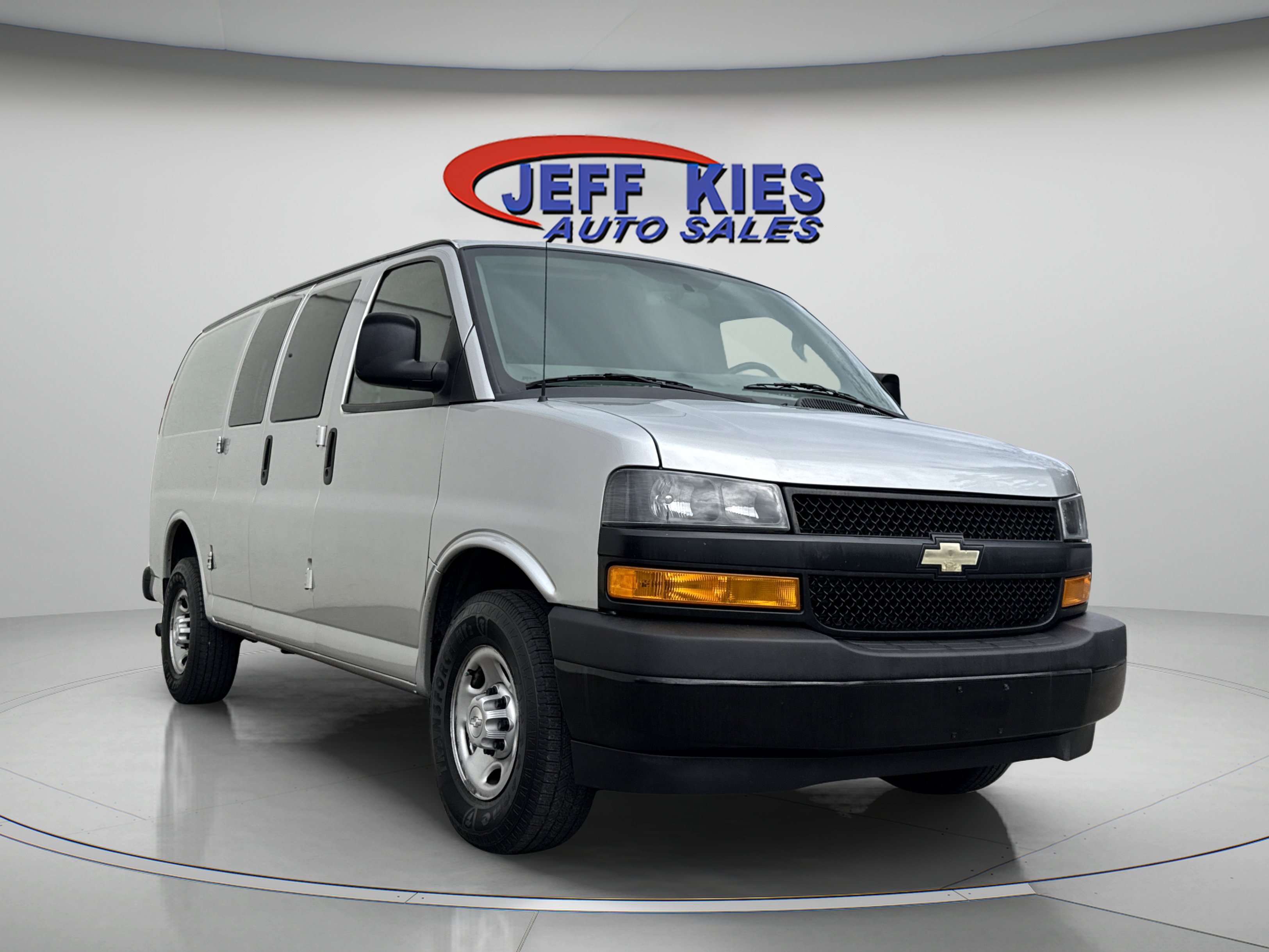 Used 2018 Chevrolet Express 2500 image 2
