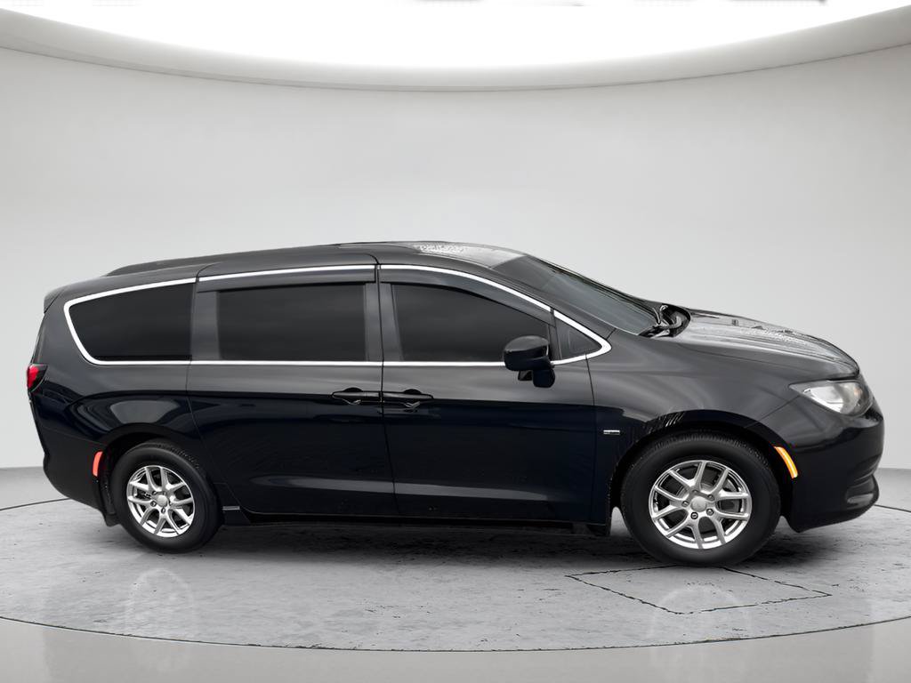 Used 2020 Chrysler Voyager Lxi FWD image 4