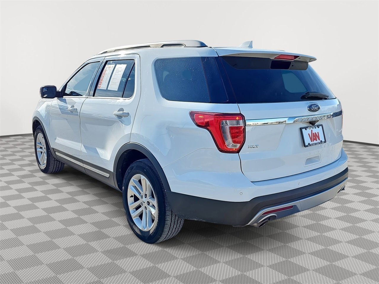 Used 2017 Ford Explorer XLT image 7