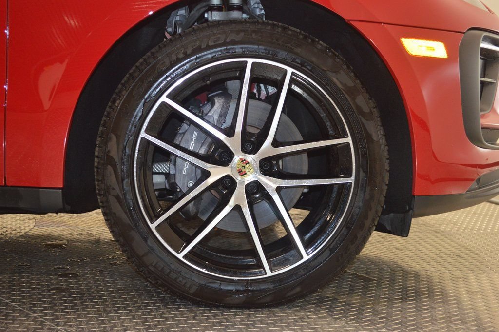 Certified 2025 Porsche Macan AWD/4WD image 16