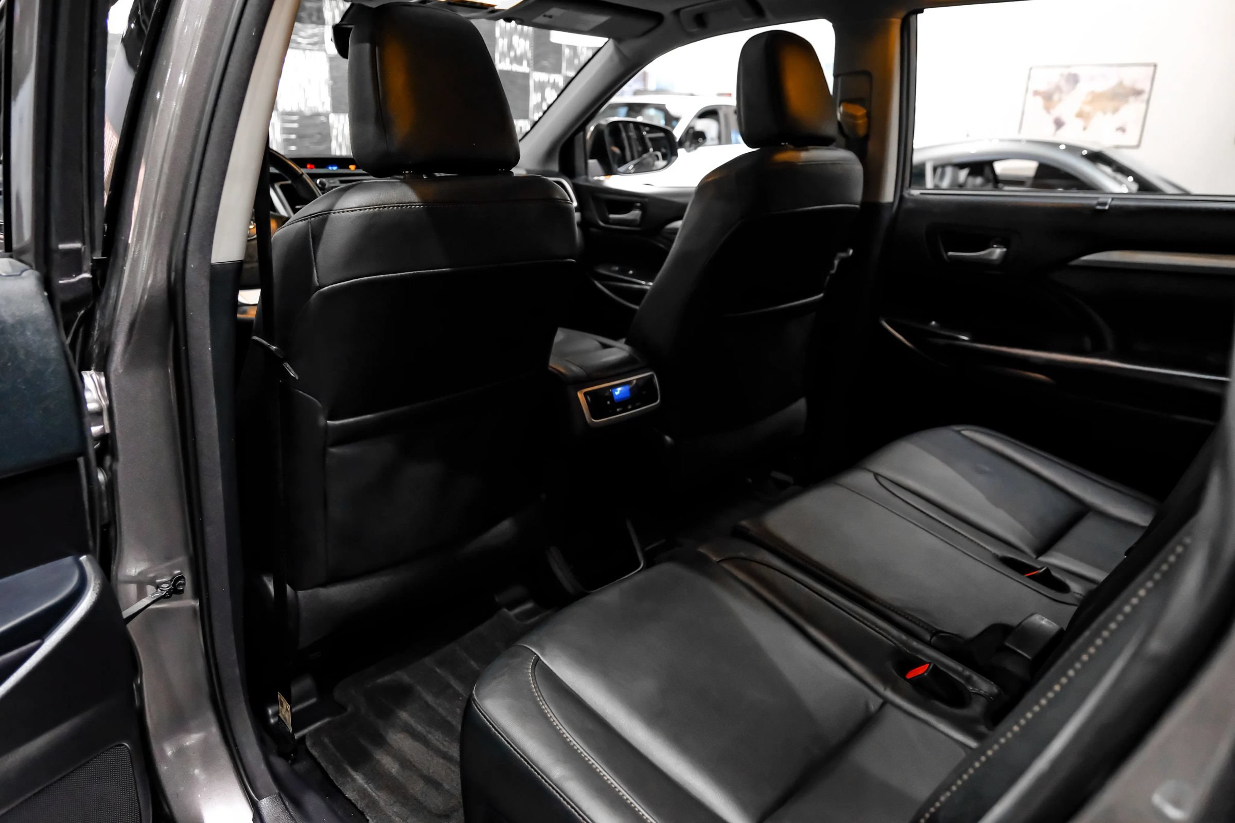 Used 2018 Toyota Highlander XLE FWD image 41