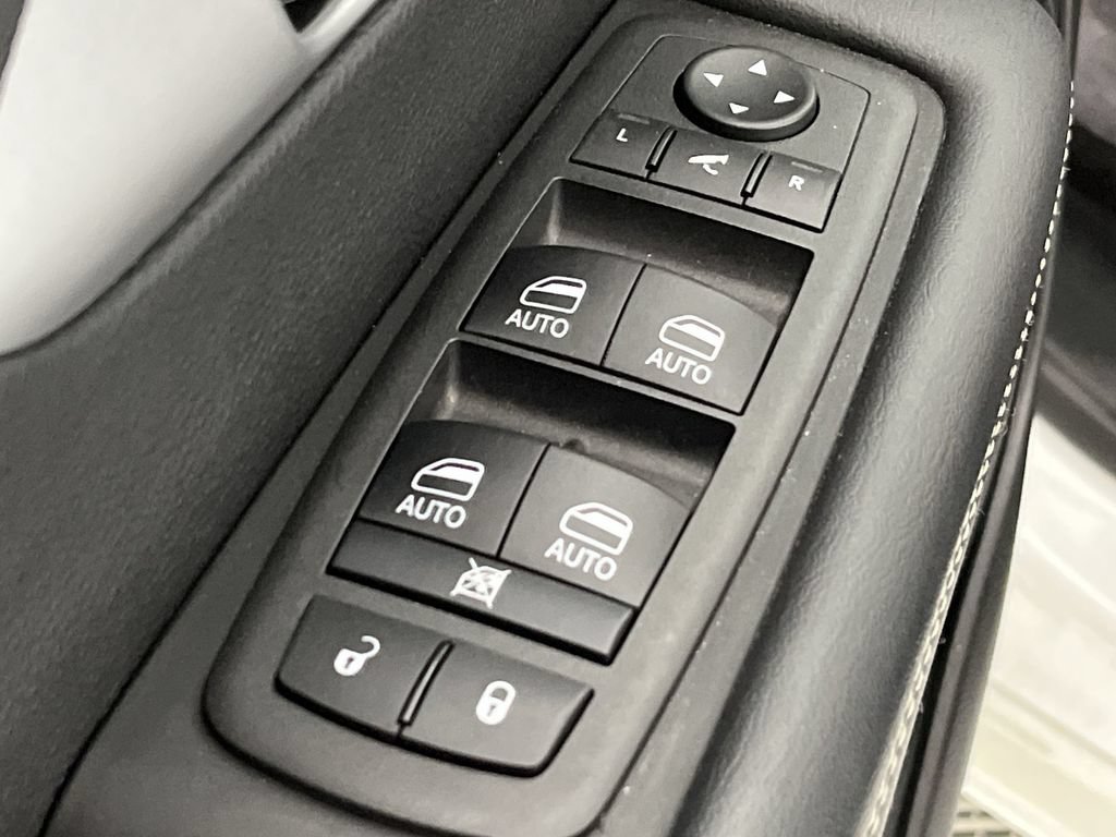 Used 2025 Chrysler Pacifica Limited FWD image 15