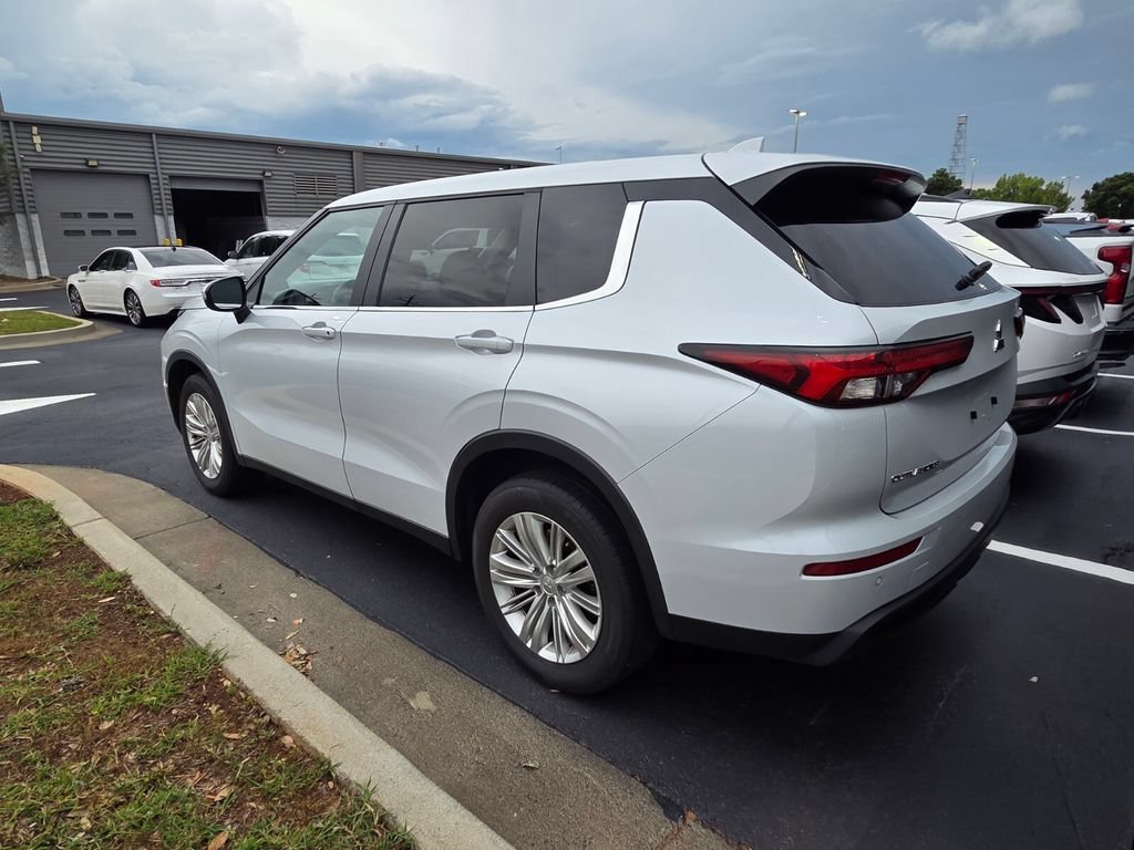 Used 2024 Mitsubishi Outlander ES FWD image 12