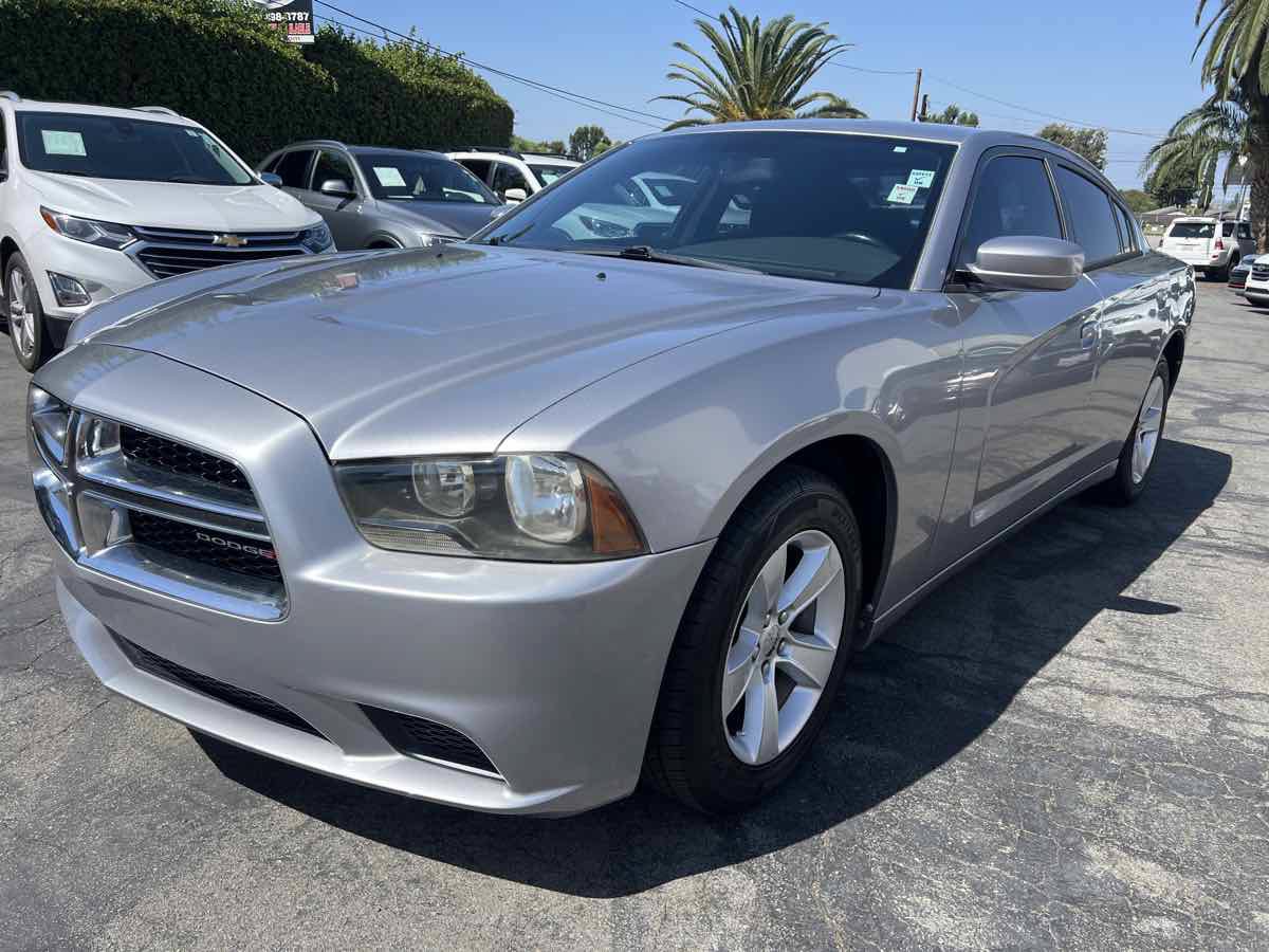 Used 2014 Dodge Charger SE w/ Connectivity Group RWD image 2