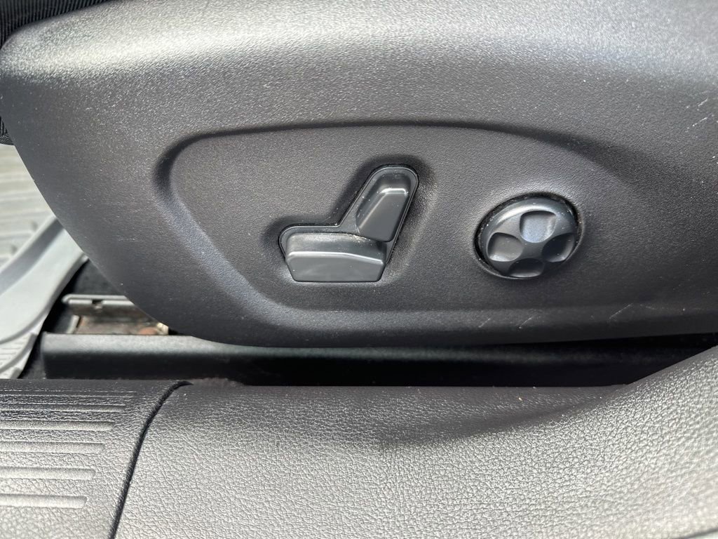 Used 2017 Chrysler 200 Limited Platinum w/ Comfort & Convenience Group image 17