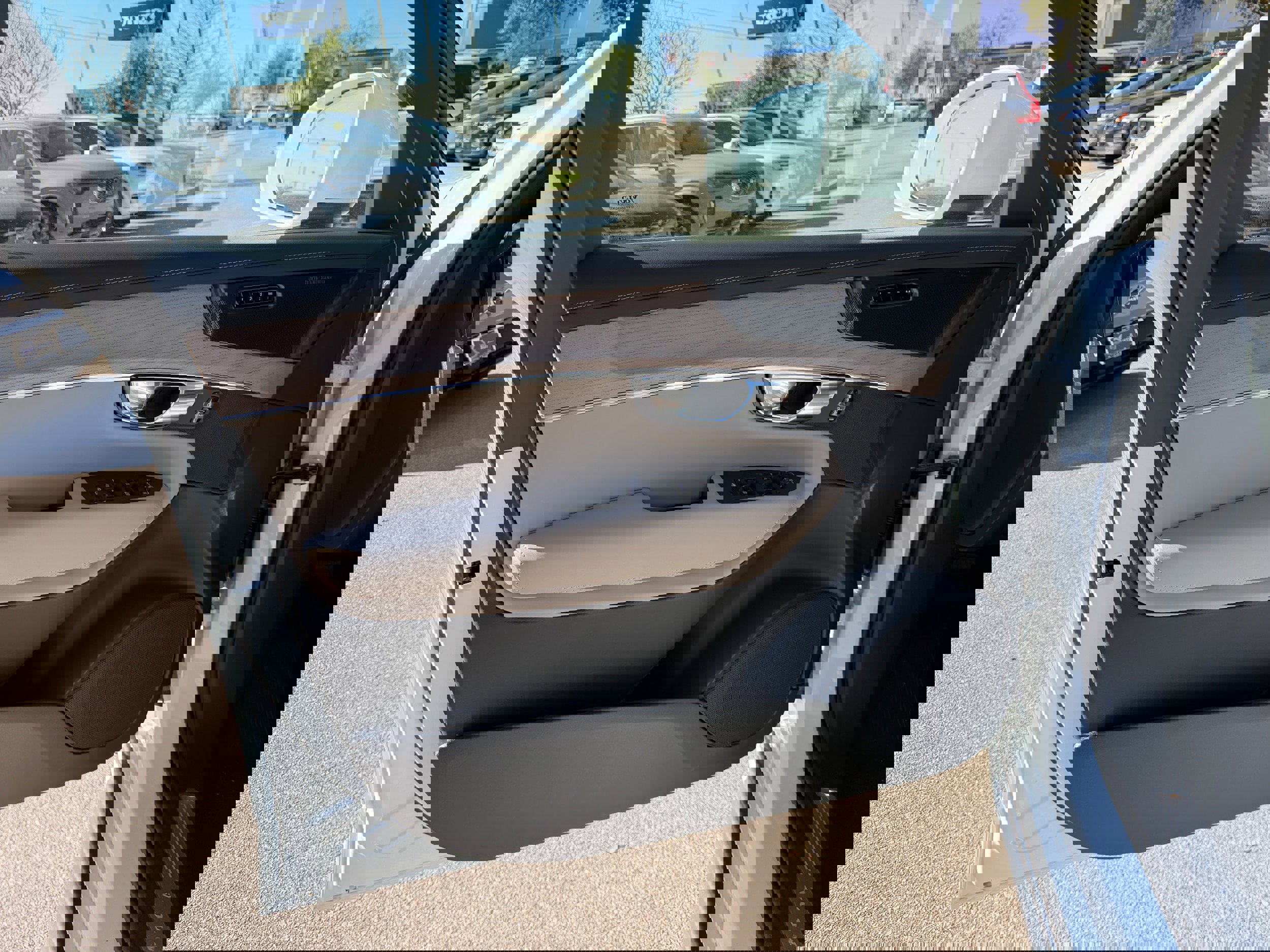 New 2026 Volvo XC90 T8 Plus w/ Protection Package Premier image 18