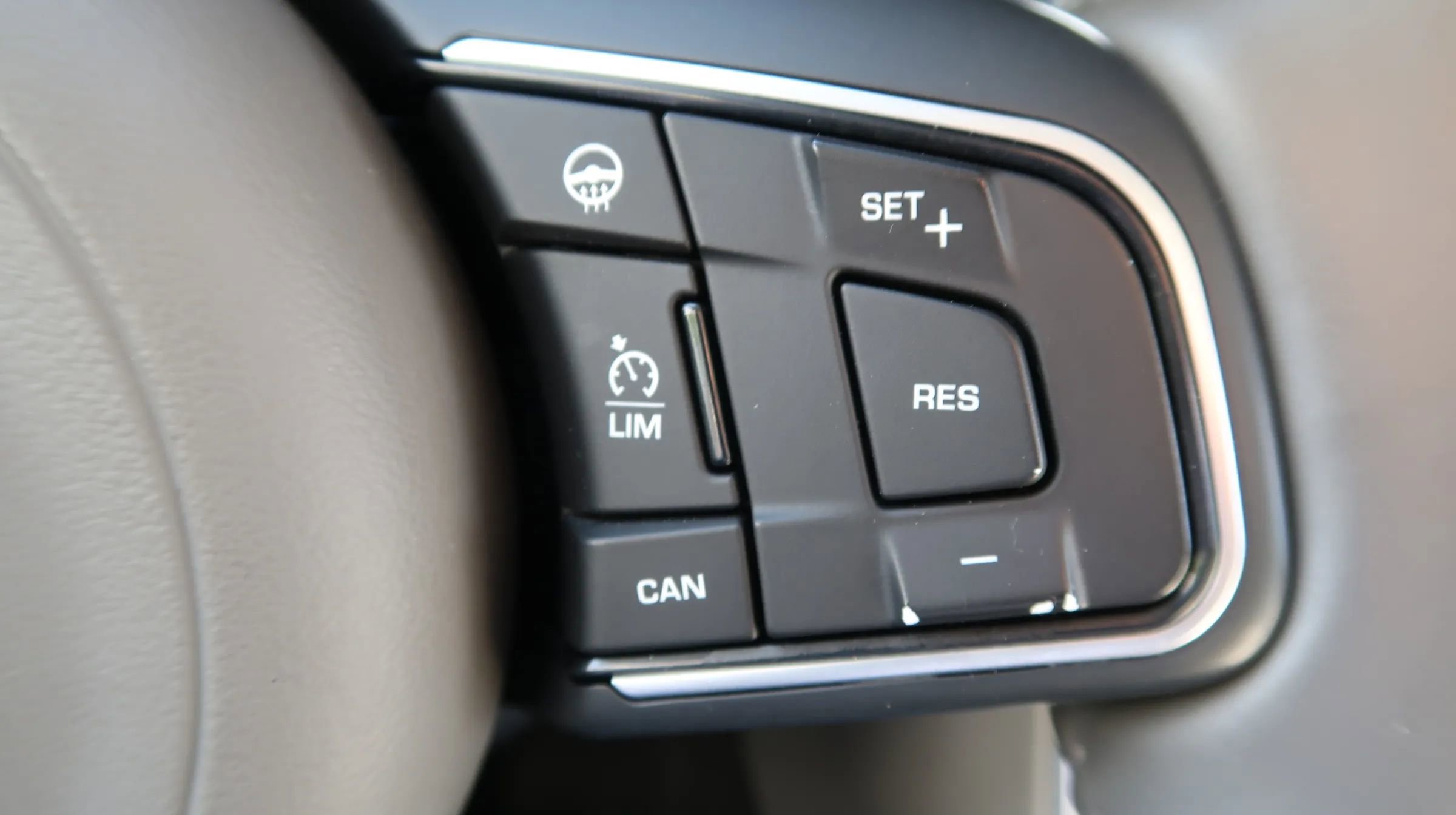 Used 2017 Jaguar XF Prestige image 40