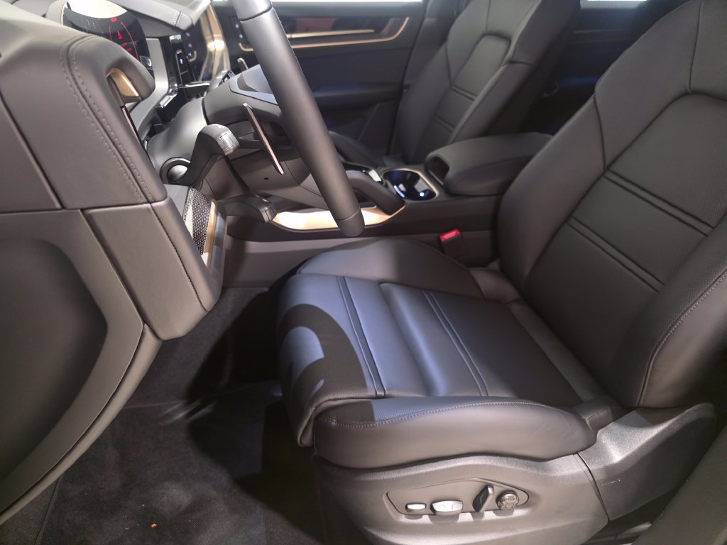 New 2026 Porsche Cayenne Turbo AWD/4WD image 6