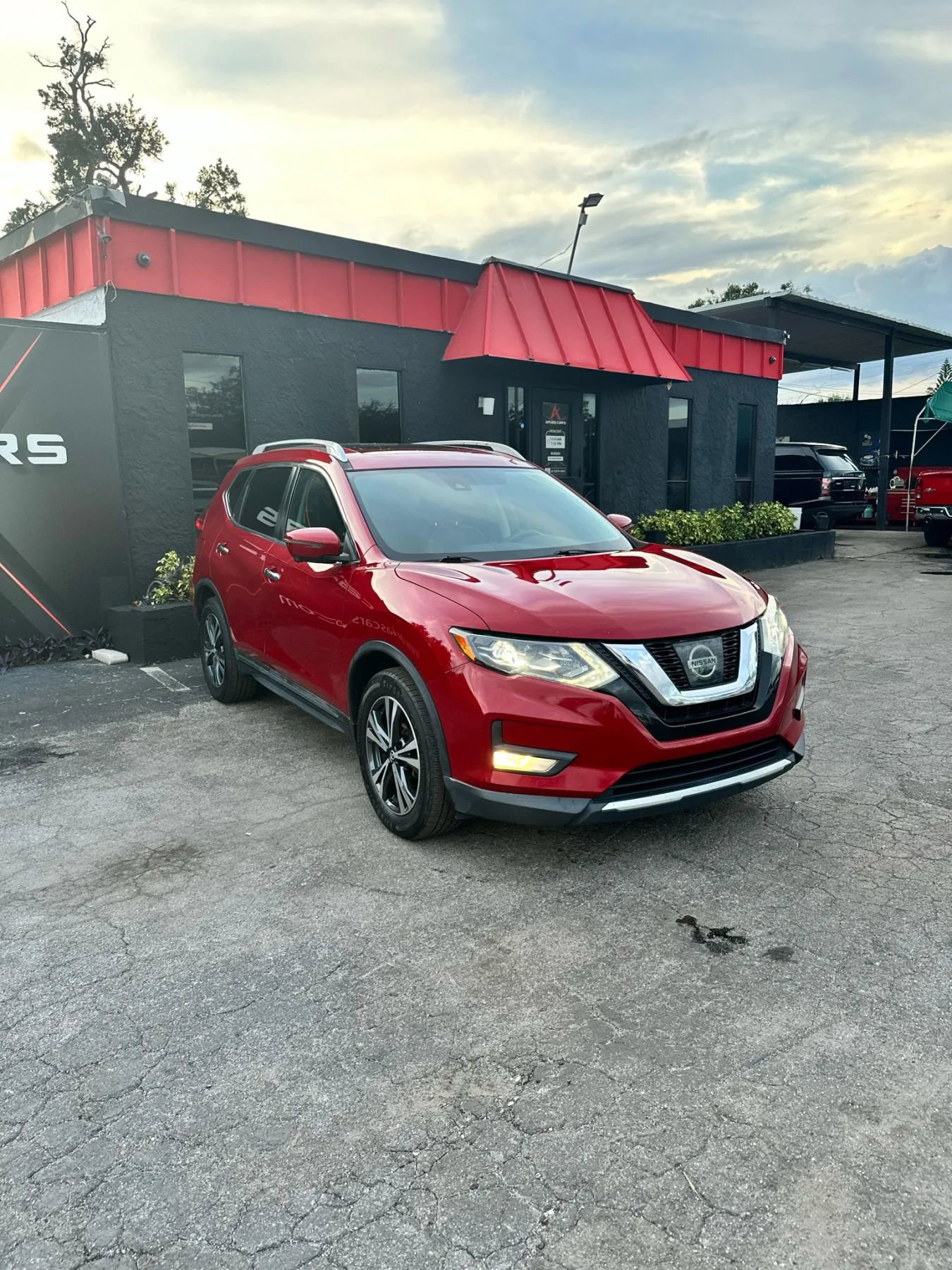 Used 2017 Nissan Rogue SL w/ SL Premium Package image 1