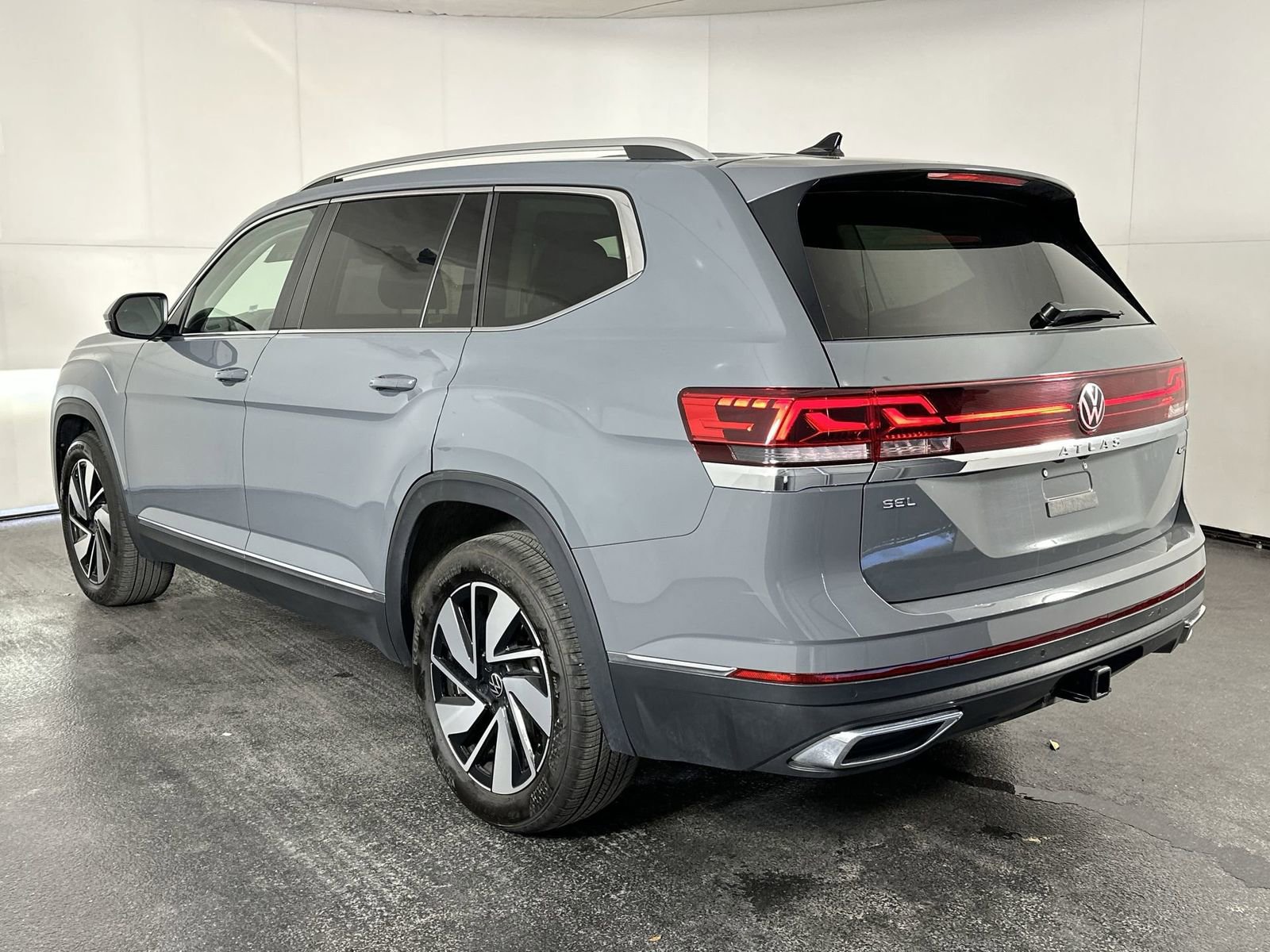 Used 2025 Volkswagen Atlas SEL AWD/4WD image 6