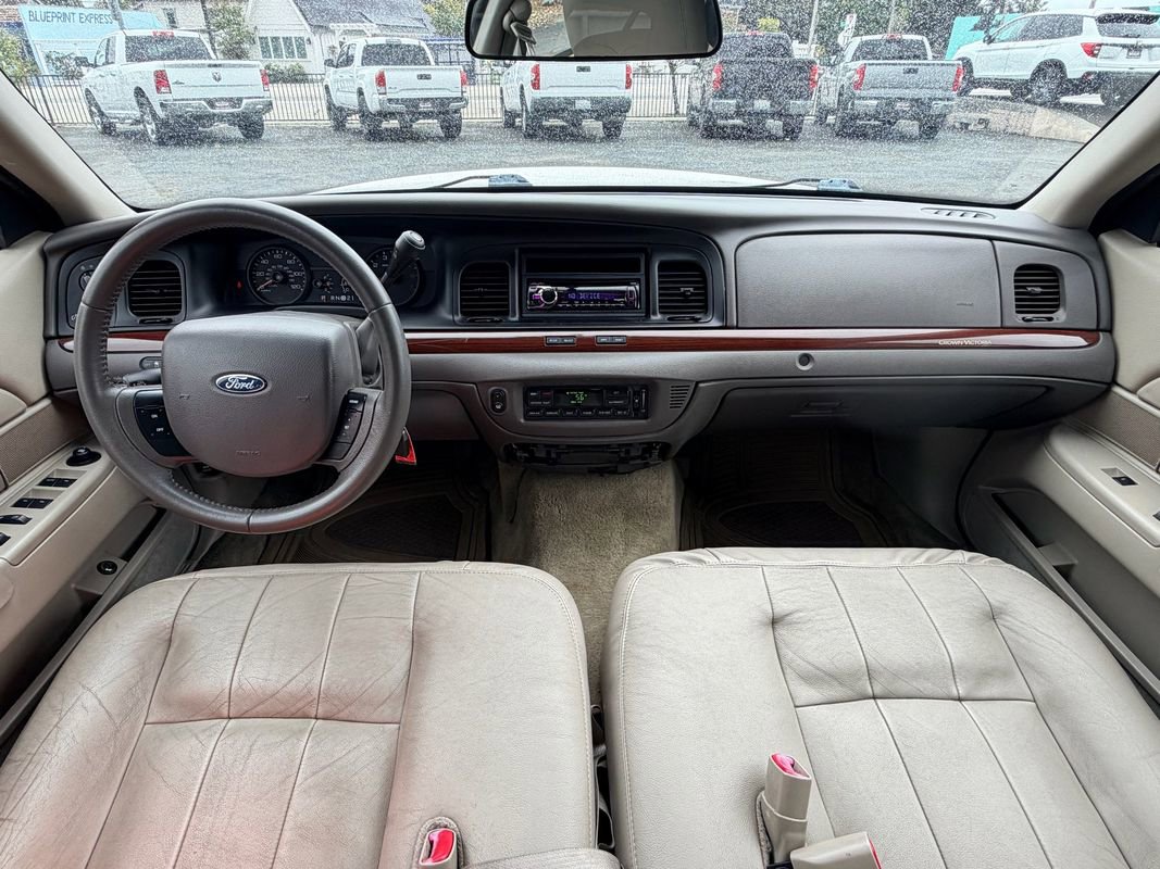 Used 2011 Ford Crown Victoria LX w/ Comfort Appearance Pkg RWD image 19