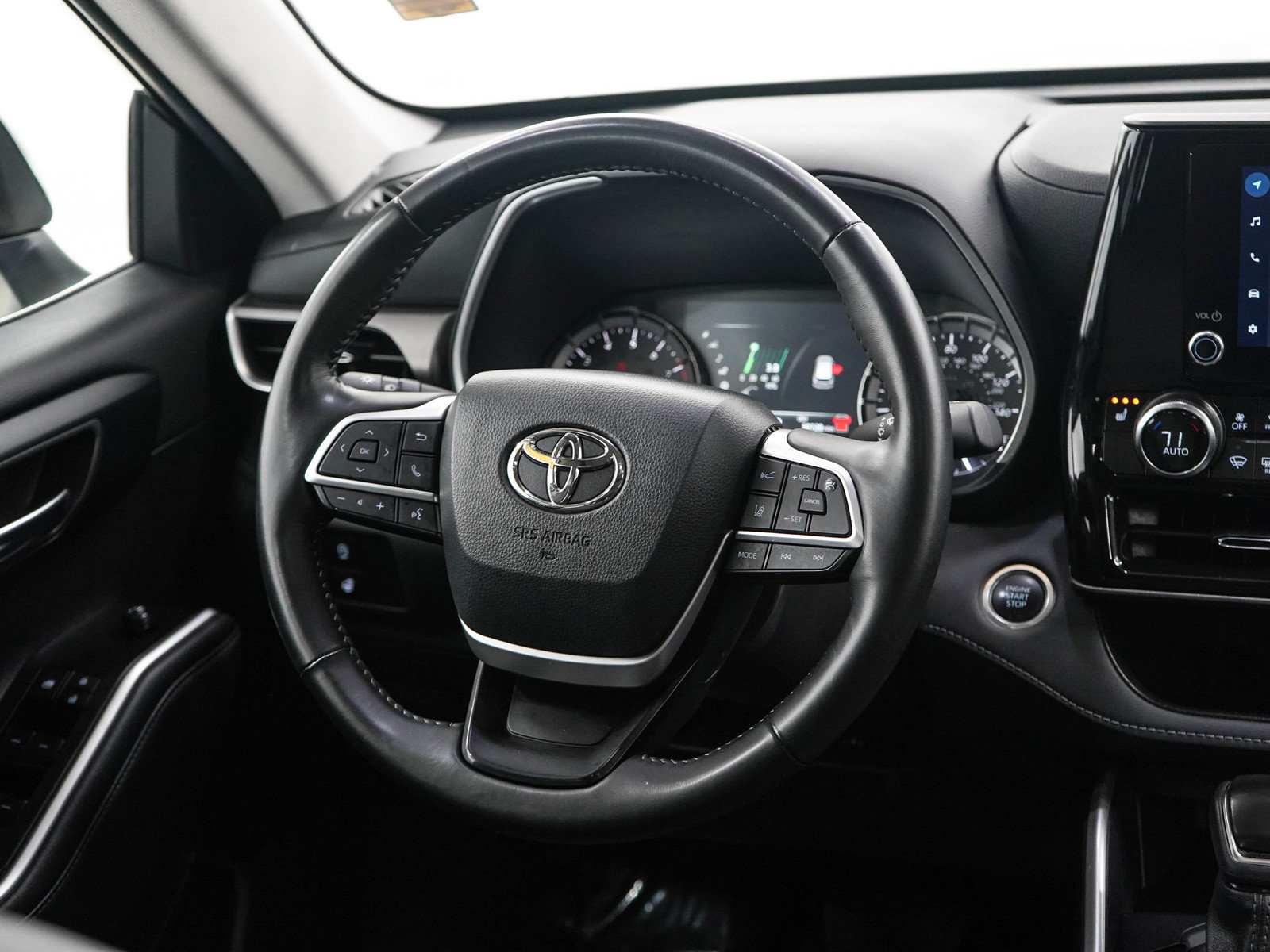 Used 2025 Toyota Highlander XLE AWD/4WD image 14