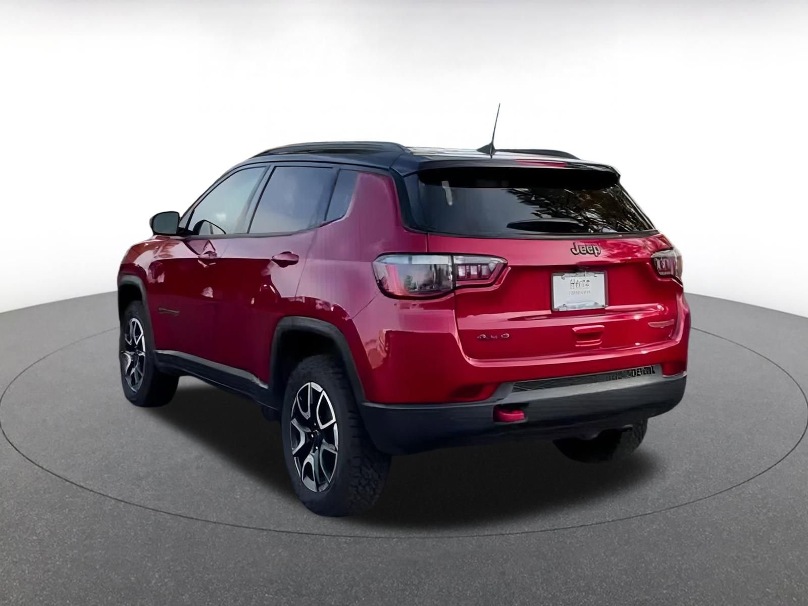 Used 2025 Jeep Compass Trailhawk image 8