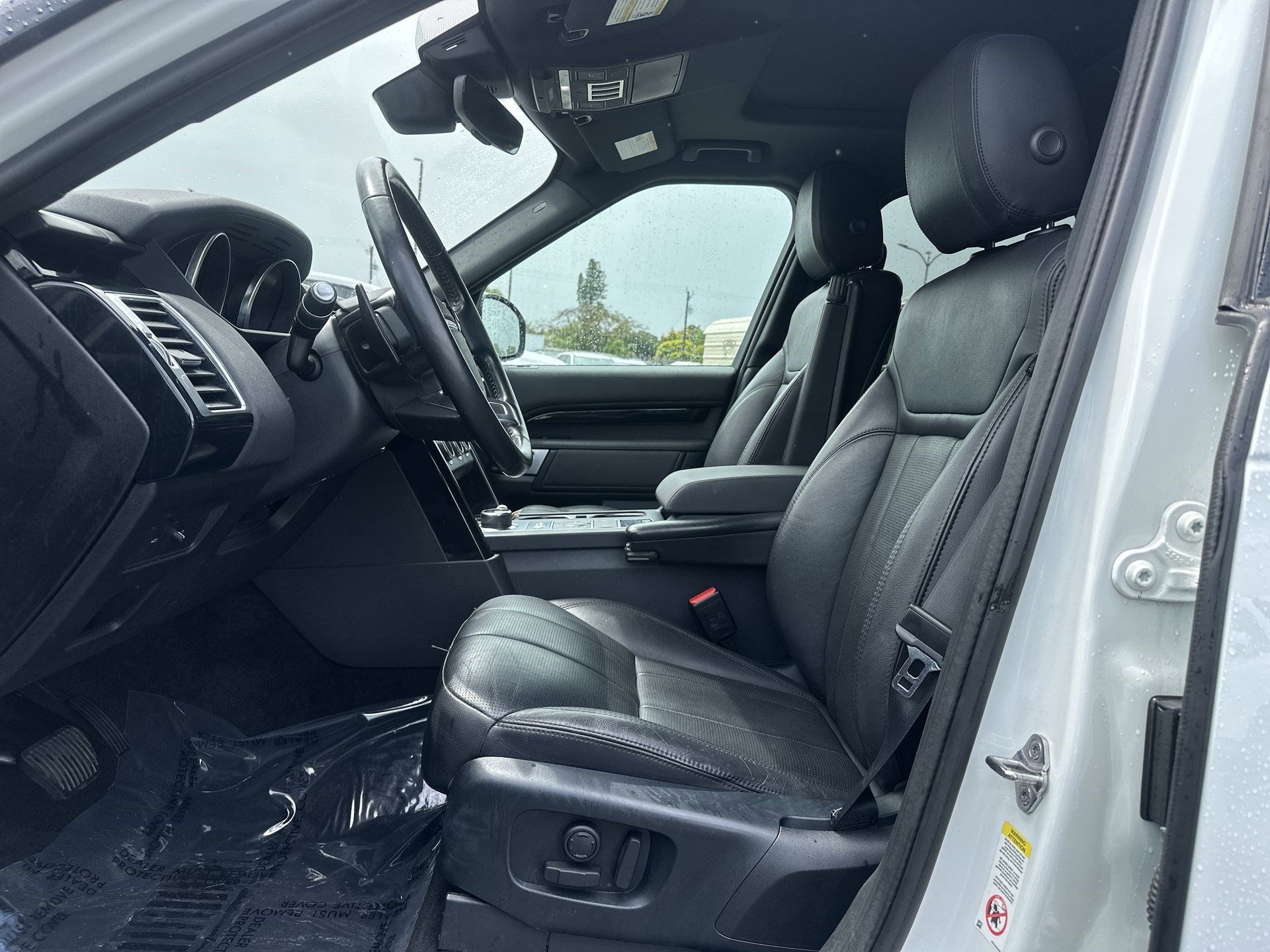 Used 2020 Land Rover Discovery SE image 13