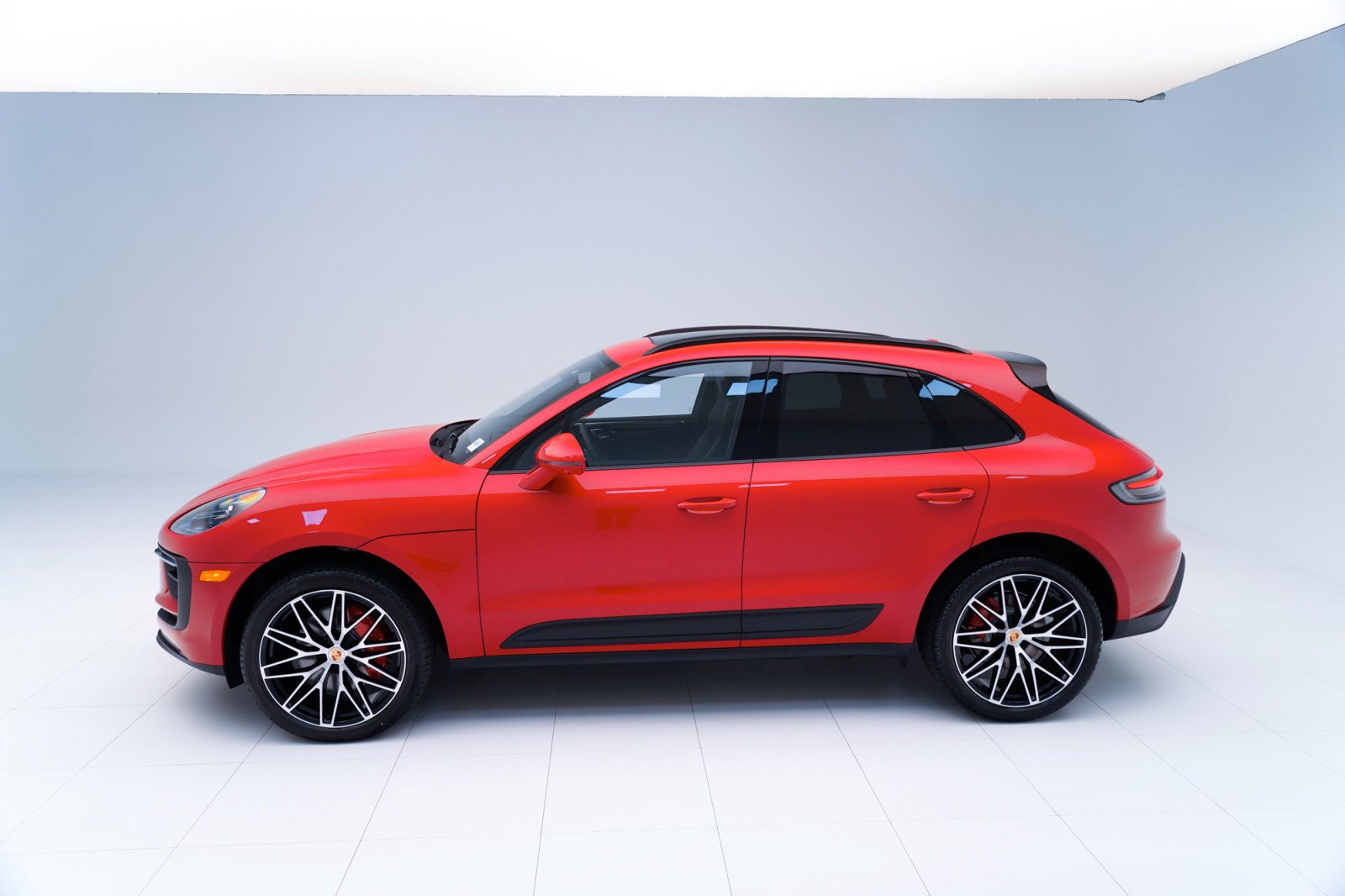 Certified 2023 Porsche Macan S AWD/4WD image 2
