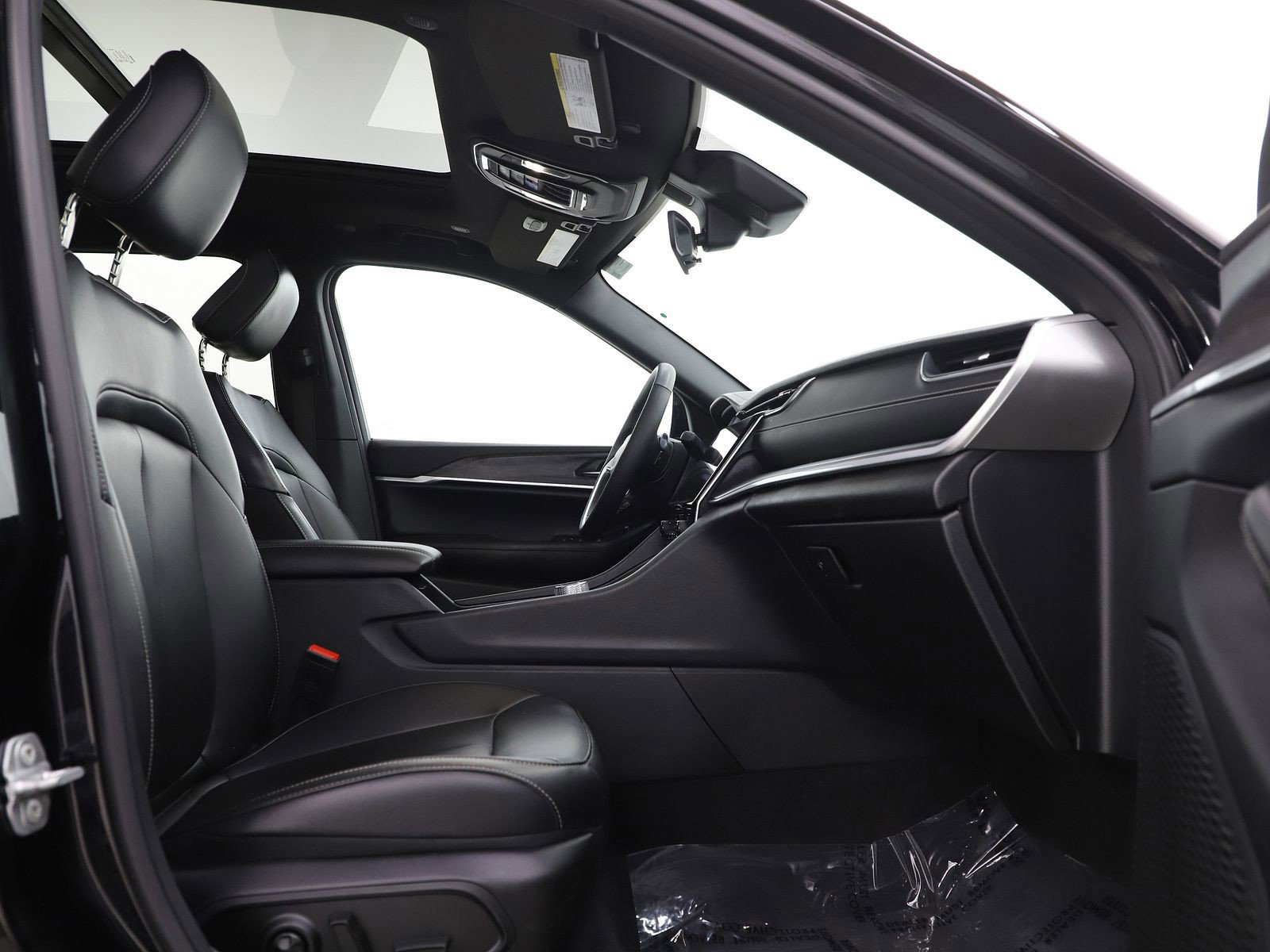 Used 2025 Jeep Grand Cherokee L Limited w/ Black Appearance Package image 11