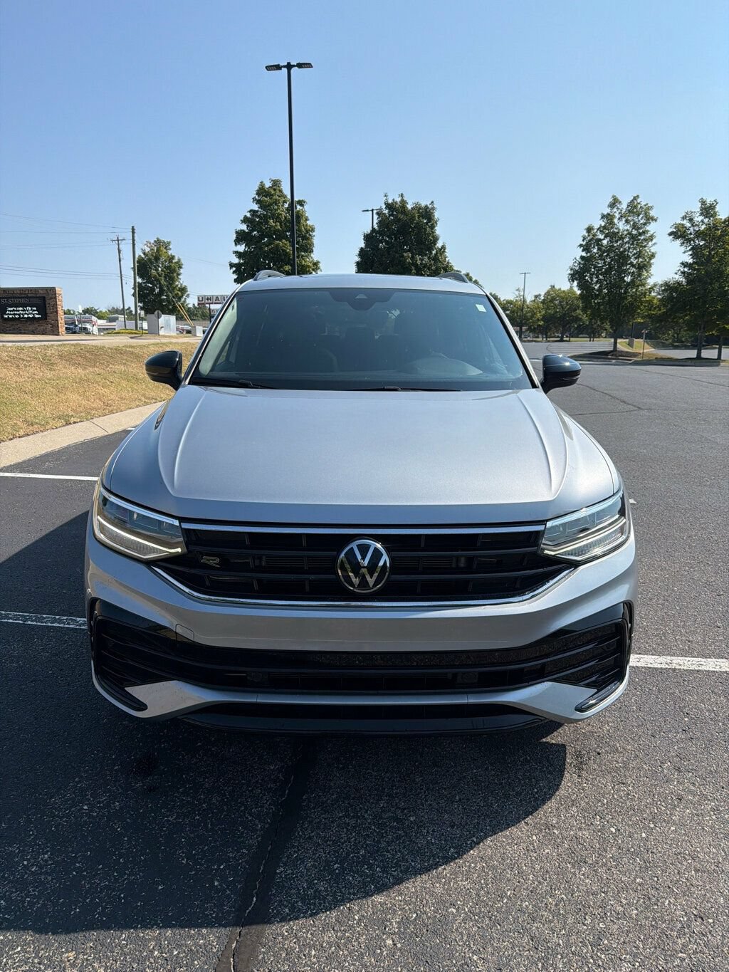 Used 2024 Volkswagen Tiguan SE R-Line FWD image 2