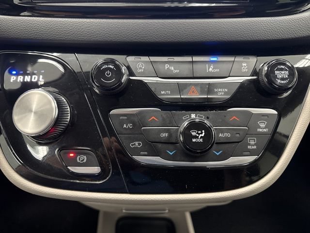 Used 2023 Chrysler Pacifica Touring-L FWD image 17