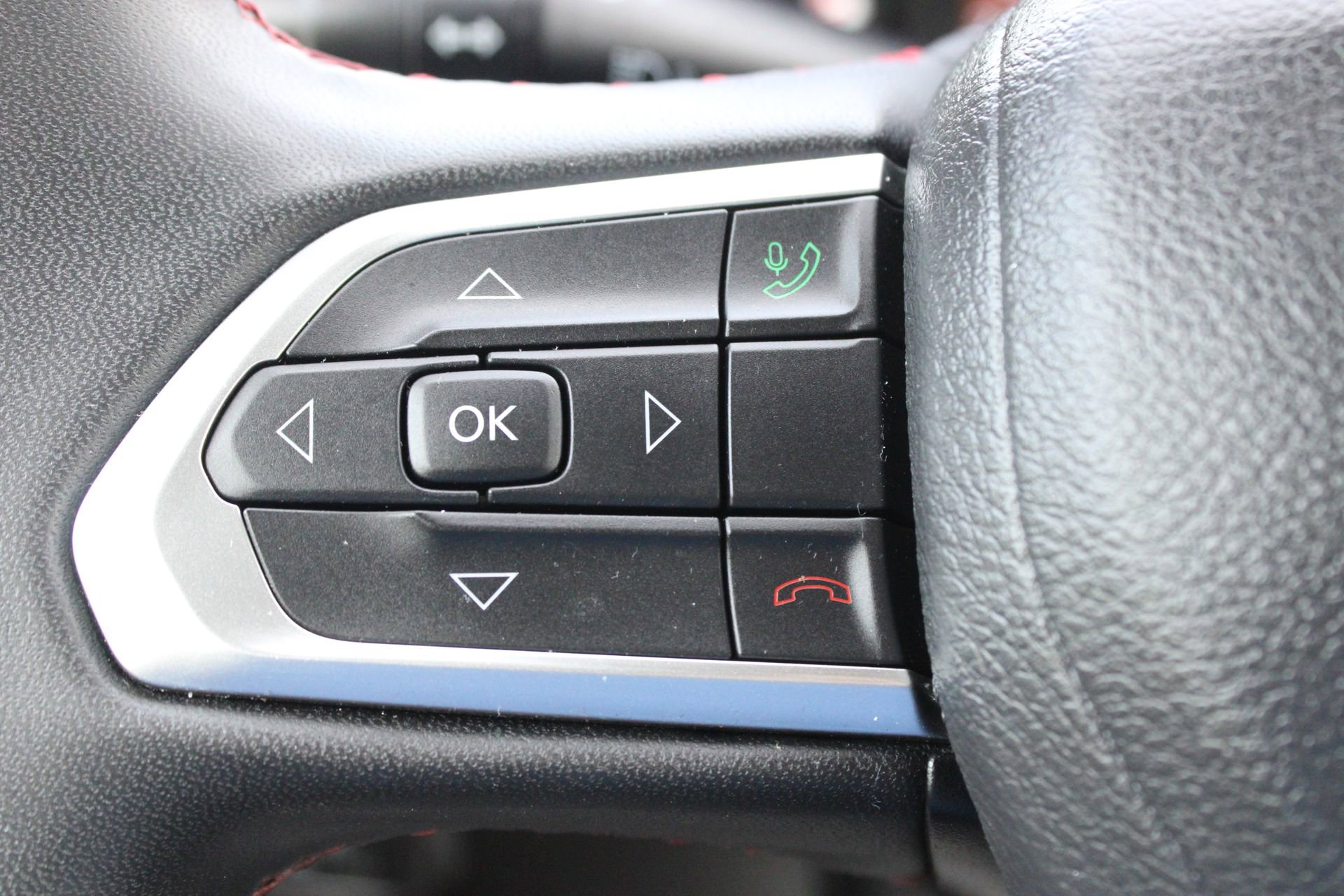 Used 2025 Jeep Compass Trailhawk AWD/4WD image 31