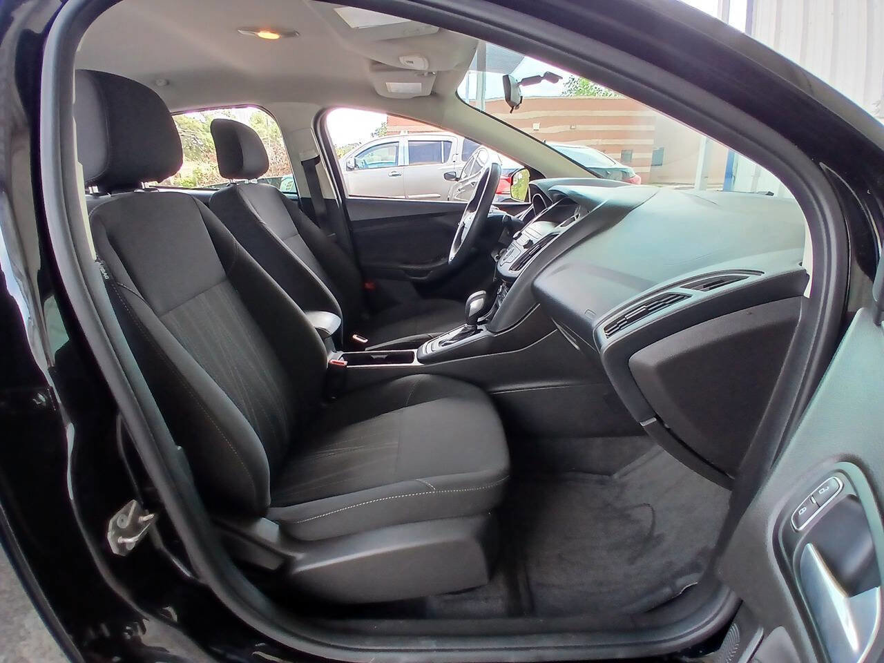 Used 2018 Ford Focus SE FWD image 9