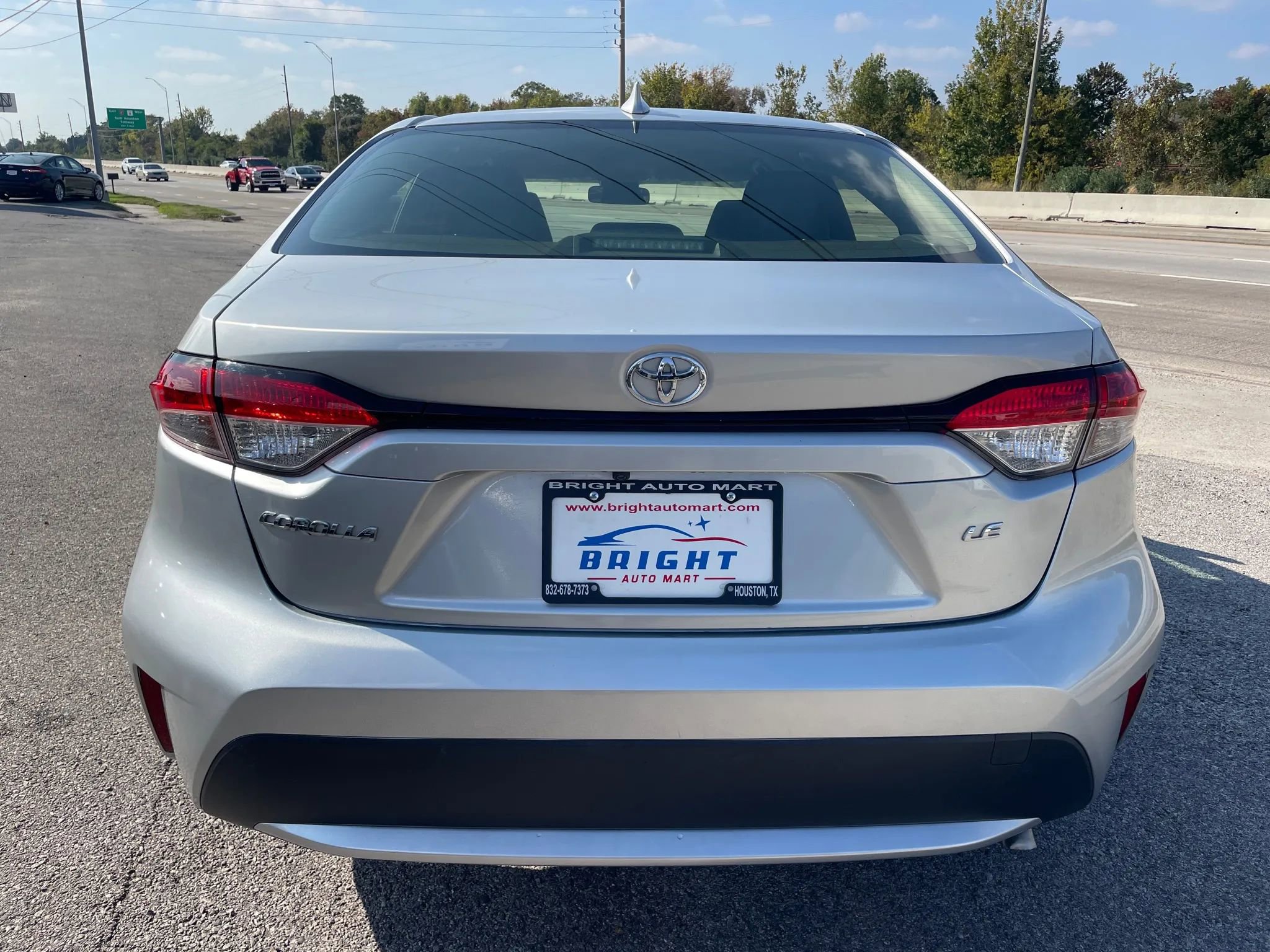 Used 2021 Toyota Corolla LE FWD image 3