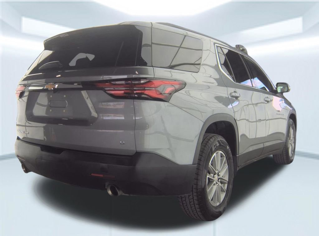 Used 2023 Chevrolet Traverse LT image 2