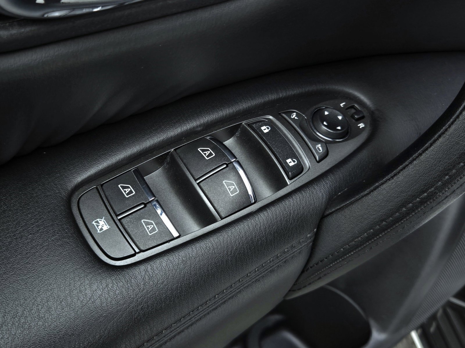 Used 2023 Nissan Armada SL w/ Midnight Edition Package image 10