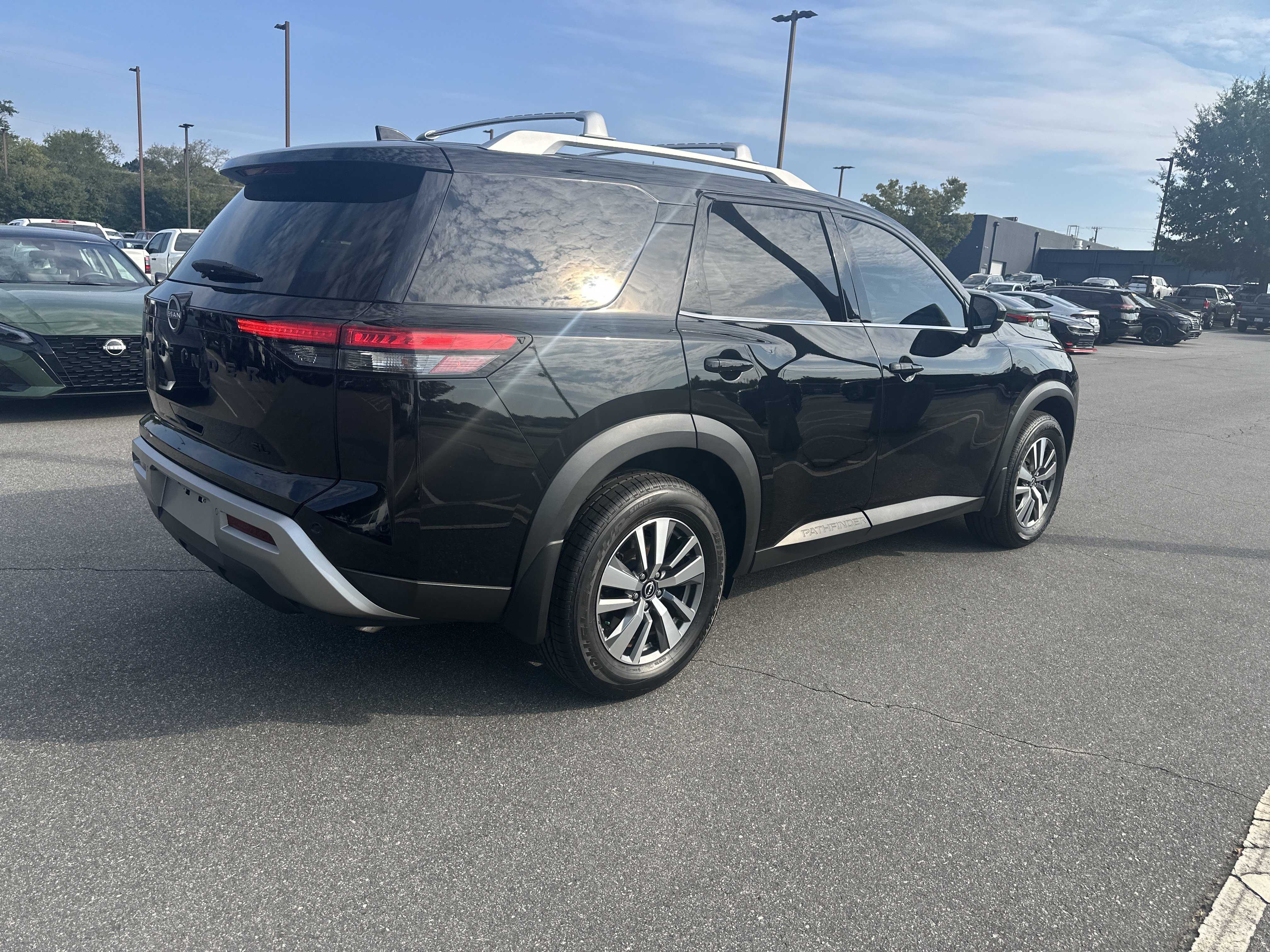 Certified 2024 Nissan Pathfinder SL w/ Black Appearance Package FWD image 5