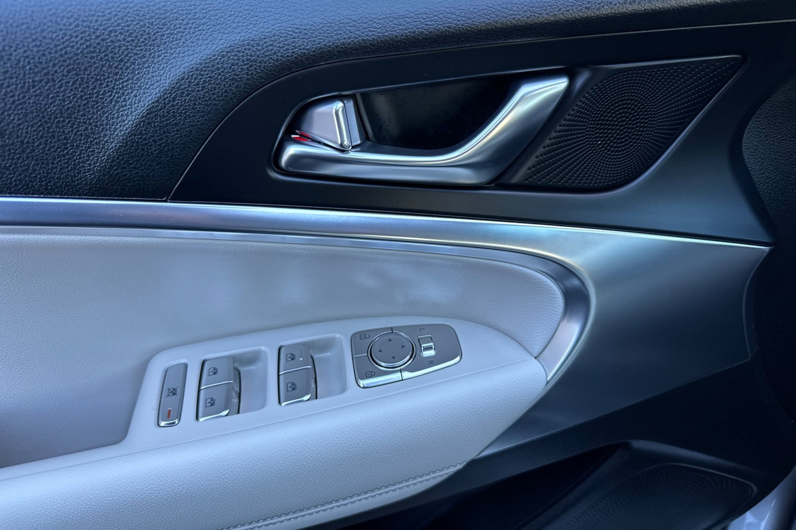 Used 2025 Genesis G70 2.5T image 12