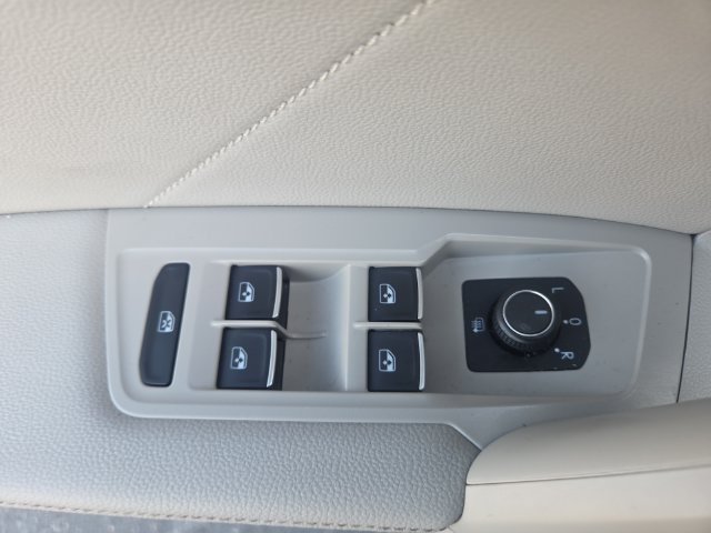 Used 2023 Volkswagen Tiguan SE FWD image 17