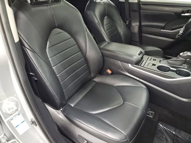 Used 2020 Toyota Highlander XLE image 41