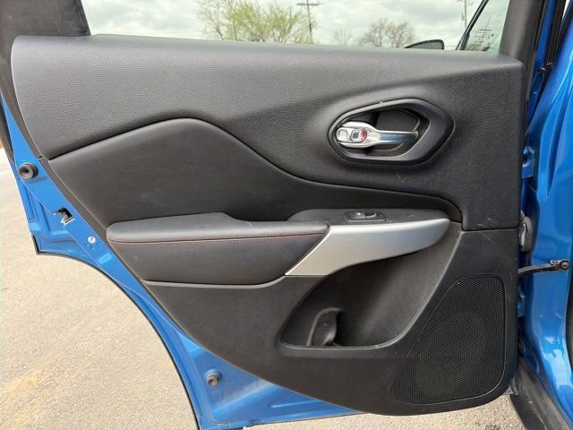 Used 2018 Jeep Cherokee Trailhawk image 12