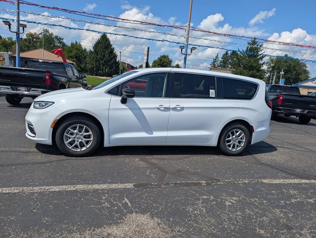 Used 2024 Chrysler Pacifica Touring-L FWD image 4