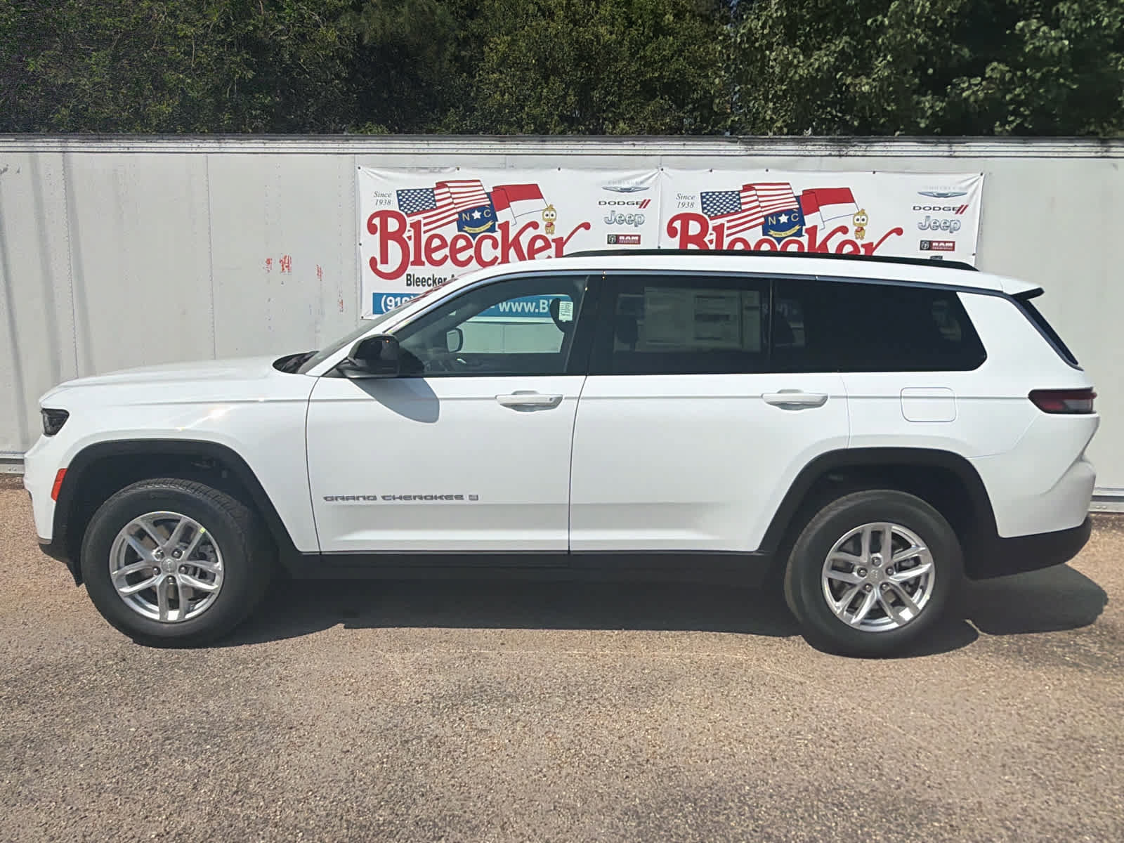 New 2026 Jeep Grand Cherokee L Laredo w/ Trailer Tow Package RWD image 7