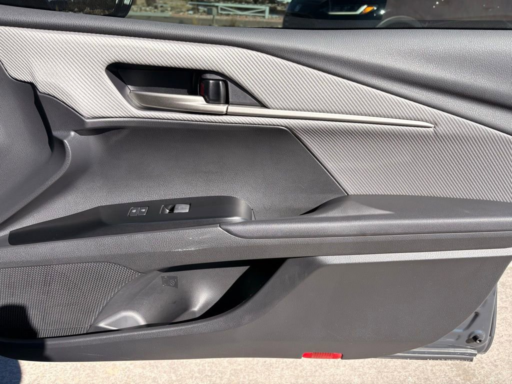 Used 2025 Toyota Camry SE w/ Convenience Package image 32