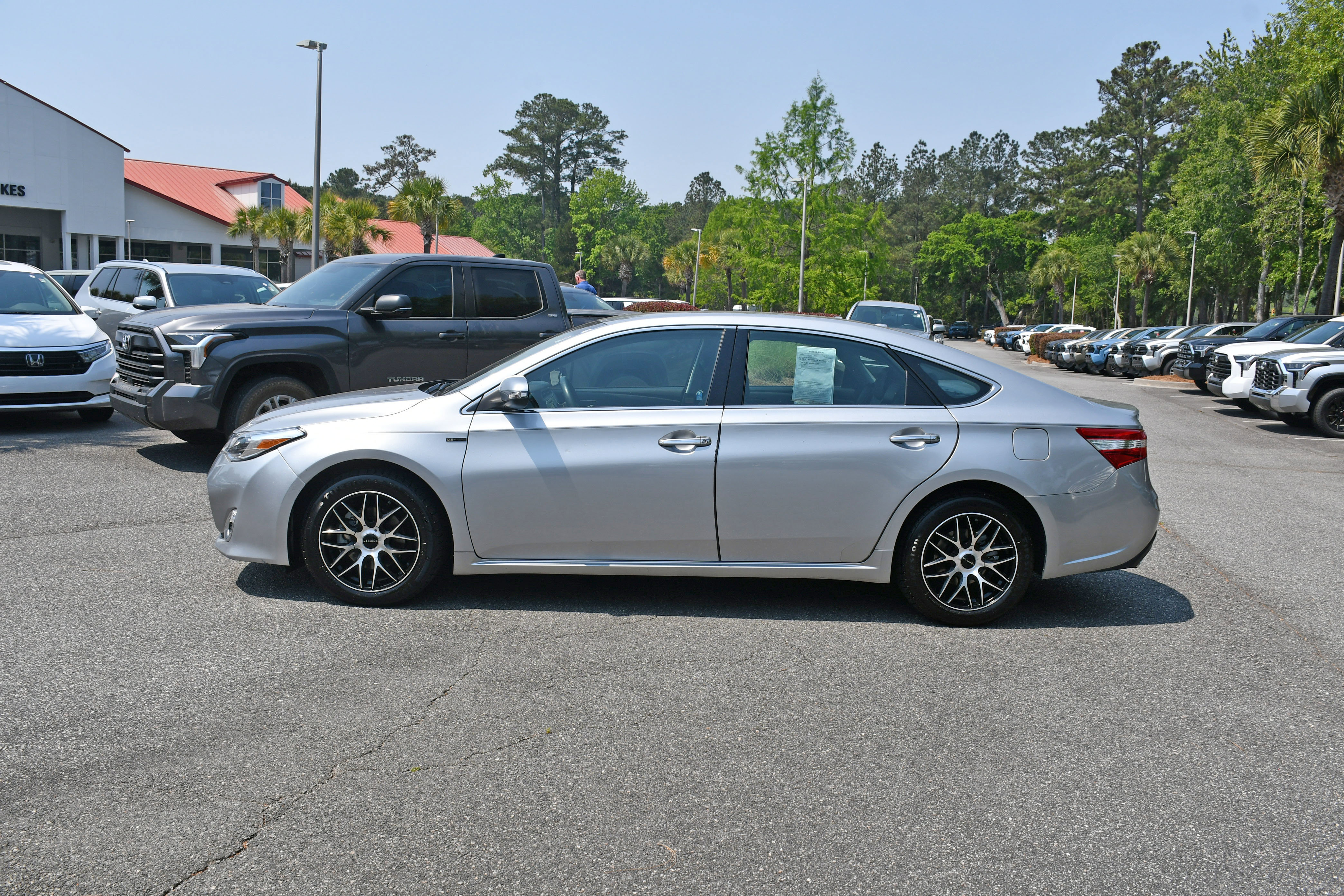 Used 2015 Toyota Avalon XLE FWD image 2