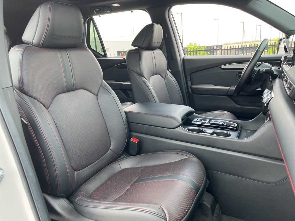 Used 2025 Honda Pilot Black Edition image 31