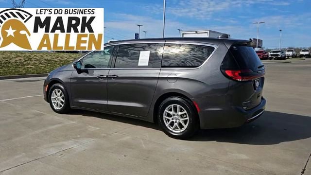 Used 2023 Chrysler Pacifica Touring-L FWD image 6