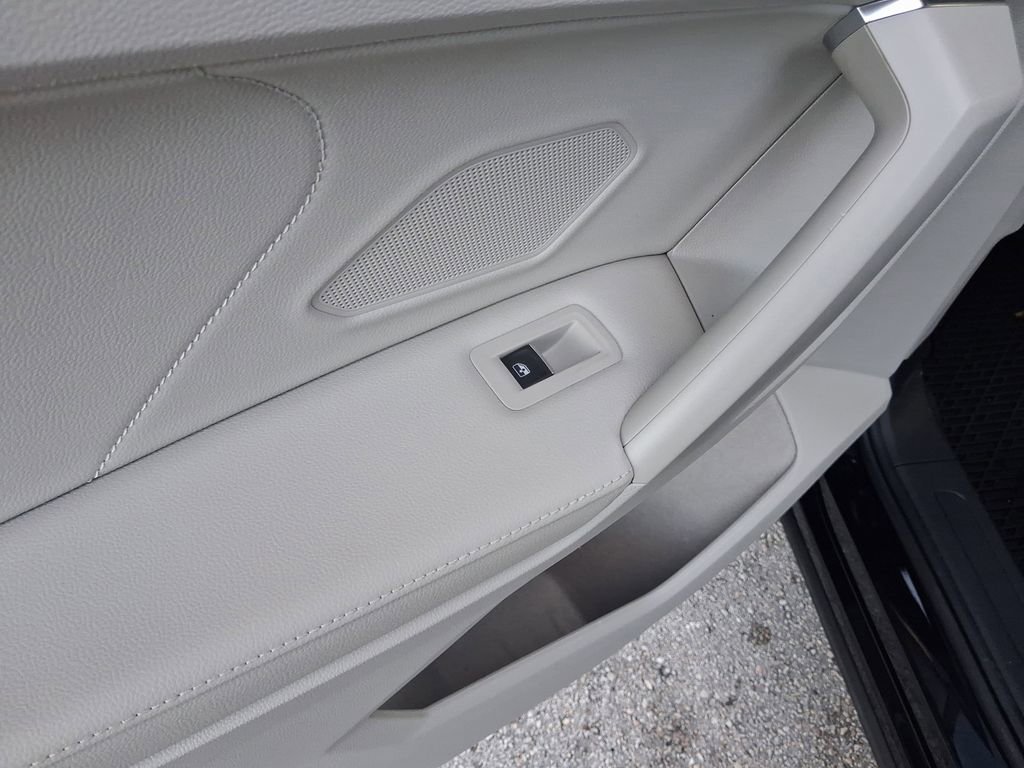 Used 2023 Volkswagen Tiguan SE R-Line image 12