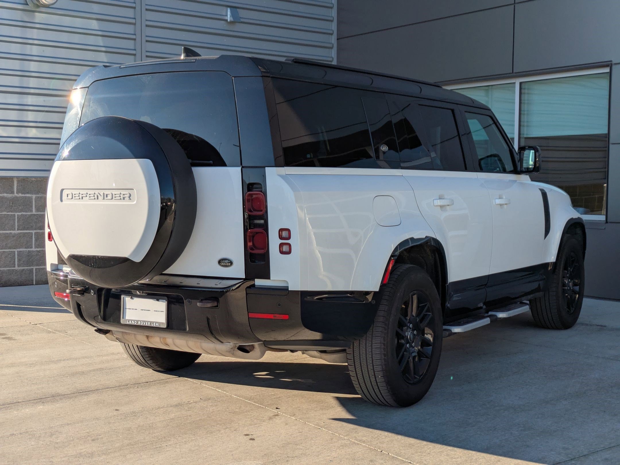 Used 2023 Land Rover Defender 130 X-Dynamic SE image 7