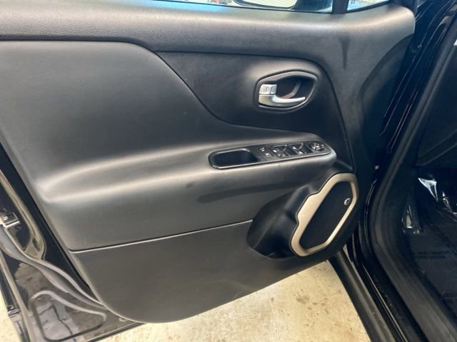 Used 2017 Jeep Renegade Limited image 13