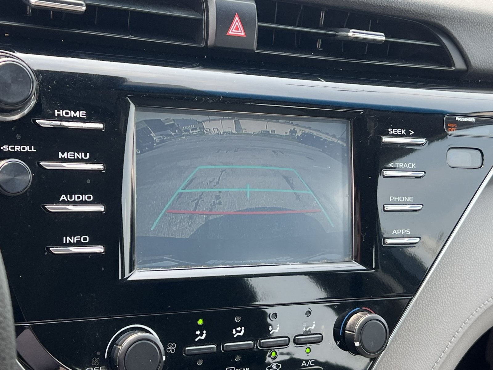 Used 2018 Toyota Camry FWD image 18