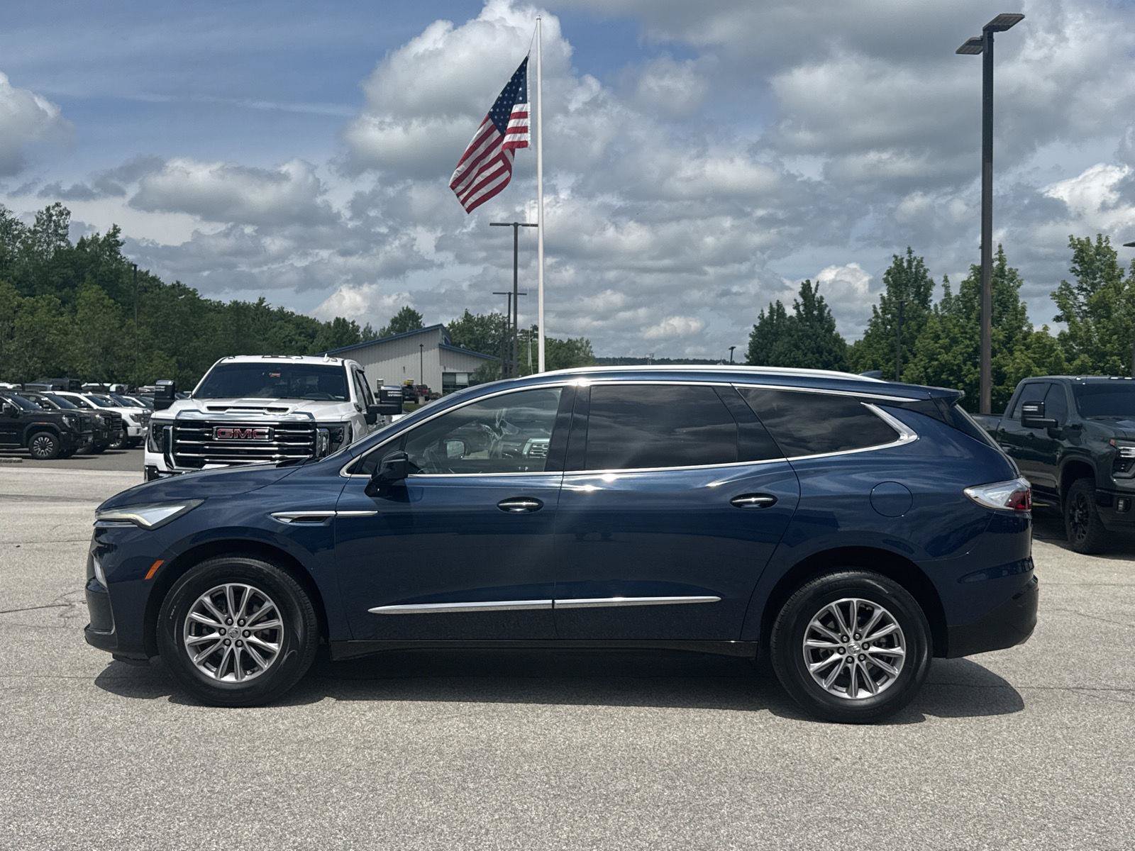 Used 2023 Buick Enclave Essence AWD/4WD image 3