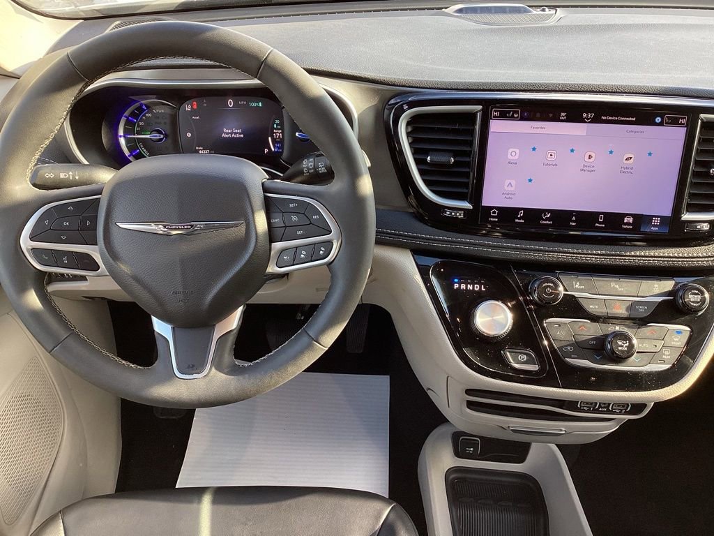 Used 2024 Chrysler Pacifica Select image 23