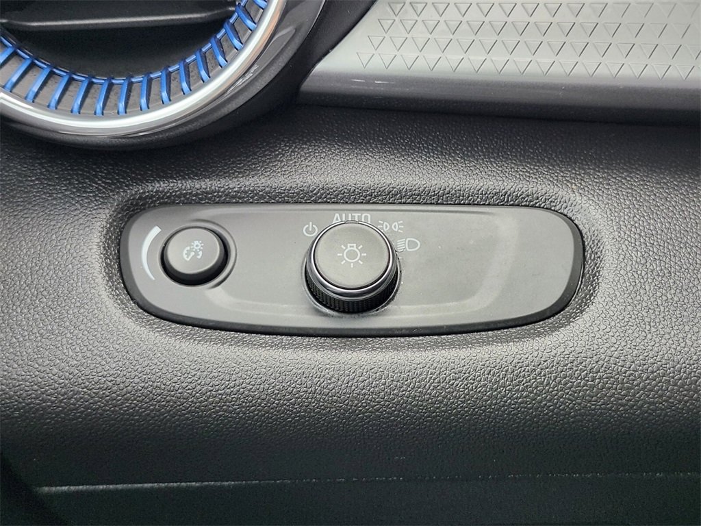 Used 2025 Chevrolet Trax LT w/ Sunroof Package image 22