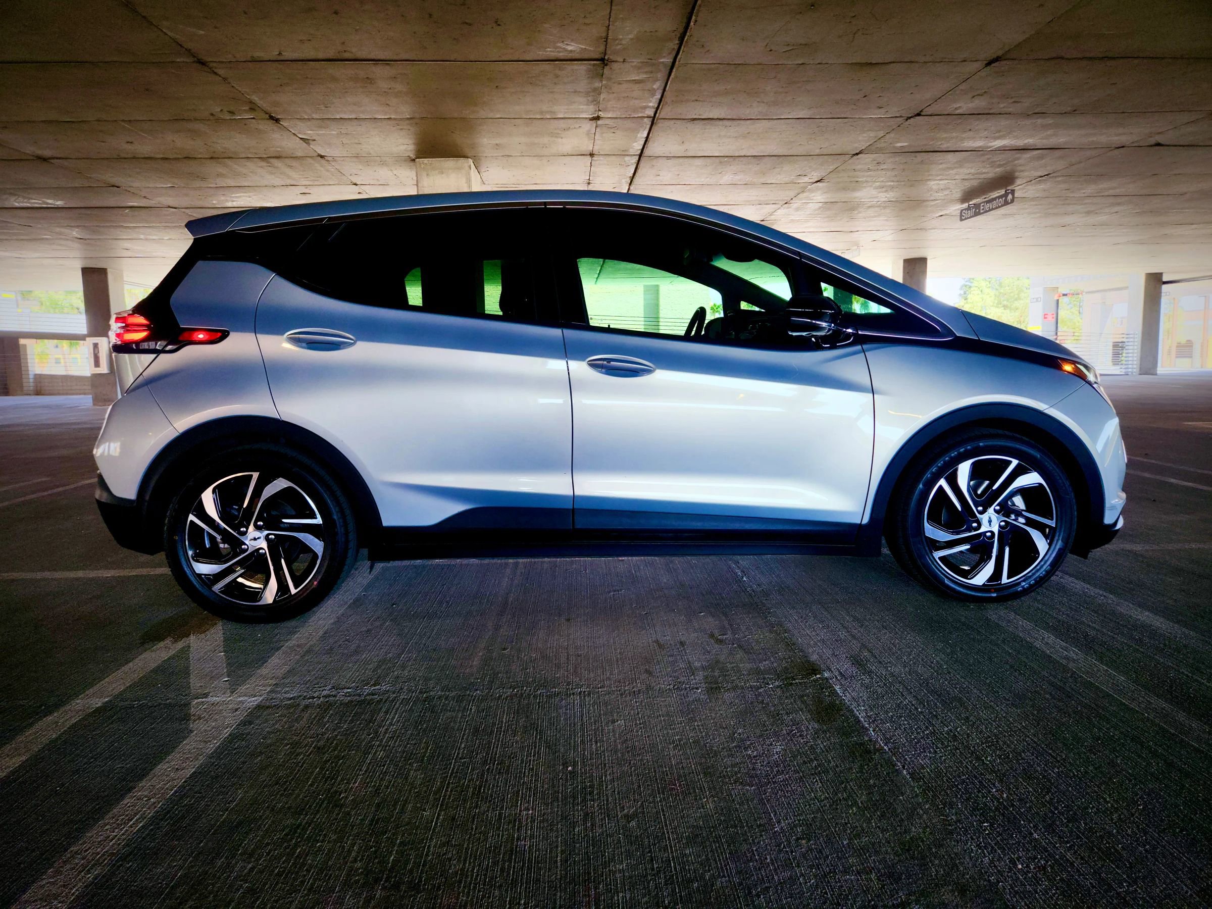 Used 2023 Chevrolet Bolt LT w/ Infotainment Package FWD image 7