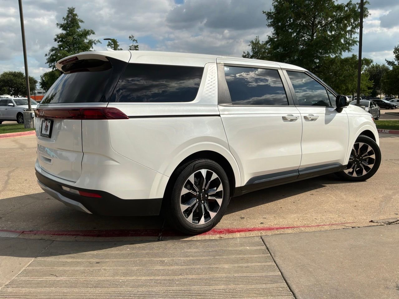 Used 2024 Kia Carnival EX FWD image 4