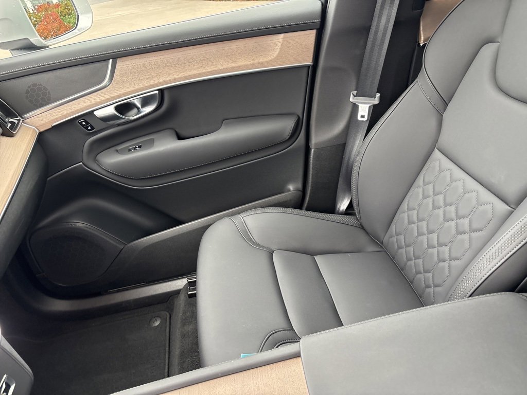 Certified 2025 Volvo XC90 B6 Plus image 33