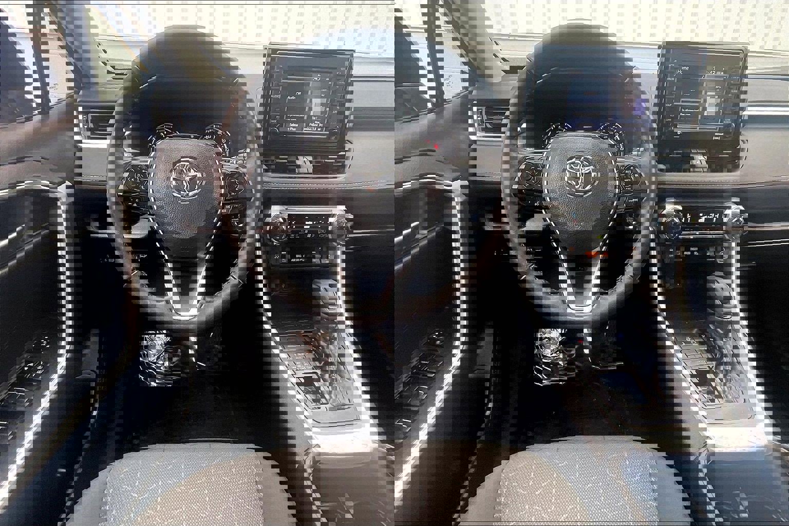 Used 2022 Toyota RAV4 XLE w/ Convenience Package image 6