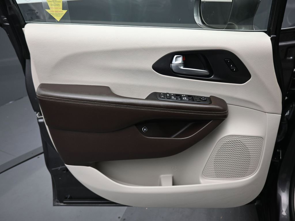 Used 2021 Chrysler Pacifica Touring-L image 9